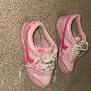 Triple Pink nike dunks women’s